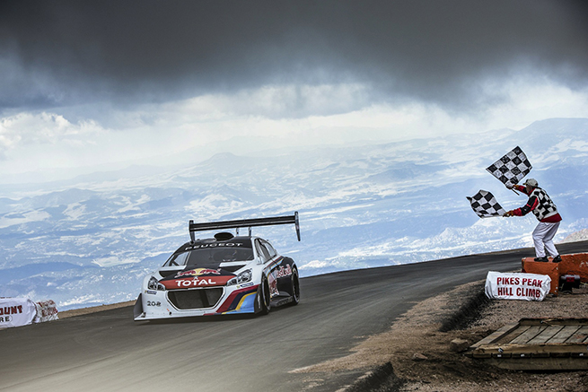 Sébastien Loeb et la 208 T16 Pikes Peak atomisent le record de Pikes Peak