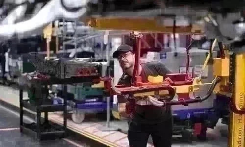 Jaguar Land Rover dévoile le programme « Future Skills » destiné à former 29.000 personnes au luxe moderne et au tout électrique